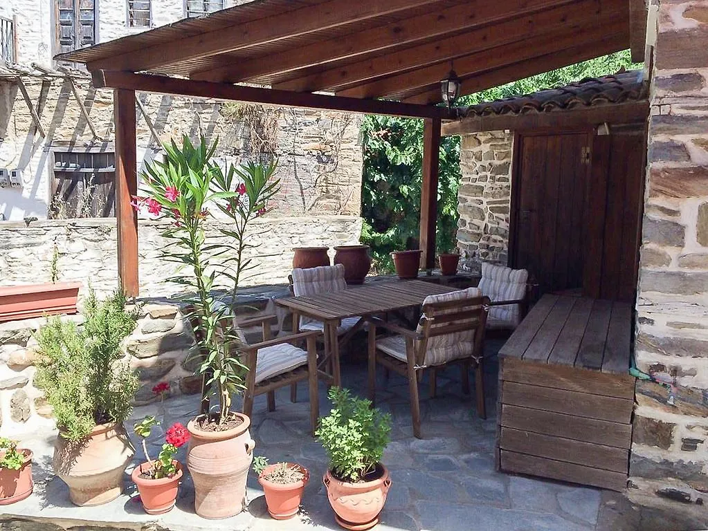 בית נופש ניקיטי Traditional House